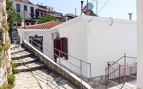 Anna'S House